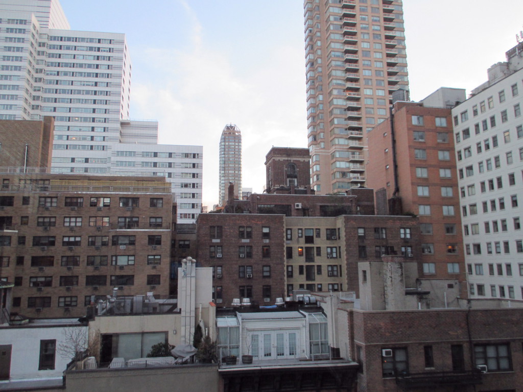 La vue à la fenêtre de l'appartement où nous étions logés. Quand le temps était moins clément, certains immeubles en face n'étaient plus visibles (surtout celui du fond).