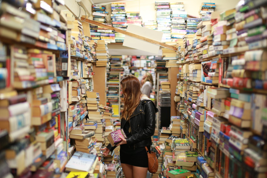 Ici, une femme qui cherche dans une librairie (mais que cherche-t-elle ? Mystère).